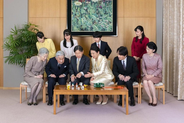  Hoàng gia Nhật công bố ảnh chụp đại gia đình chào mừng năm mới 2020, gây chú ý nhất là màn đọ sắc của 3 nàng công chúa  - Ảnh 2.