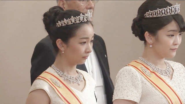  Gia đình Hoàng gia Nhật tổ chức tiệc mừng năm mới, xuất hiện ấn tượng trước dân chúng, đáng chú ý nhất là màn đọ sắc giữa các thành viên nữ  - Ảnh 2.