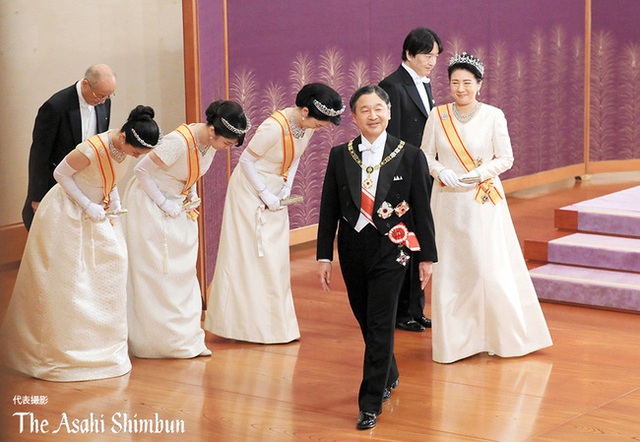  Gia đình Hoàng gia Nhật tổ chức tiệc mừng năm mới, xuất hiện ấn tượng trước dân chúng, đáng chú ý nhất là màn đọ sắc giữa các thành viên nữ  - Ảnh 3.