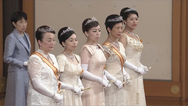  Gia đình Hoàng gia Nhật tổ chức tiệc mừng năm mới, xuất hiện ấn tượng trước dân chúng, đáng chú ý nhất là màn đọ sắc giữa các thành viên nữ  - Ảnh 4.