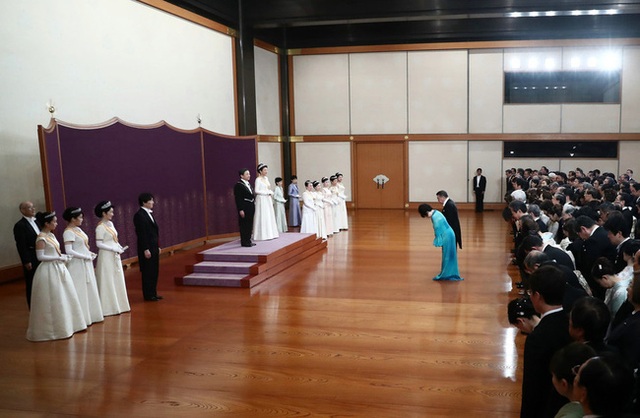  Gia đình Hoàng gia Nhật tổ chức tiệc mừng năm mới, xuất hiện ấn tượng trước dân chúng, đáng chú ý nhất là màn đọ sắc giữa các thành viên nữ  - Ảnh 5.