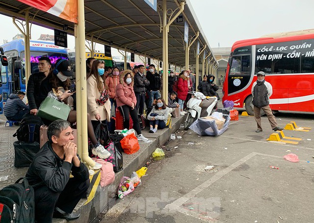 Người dân dùng phương tiện cá nhân về quê, bến xe Hà Nội vắng khách  - Ảnh 2.