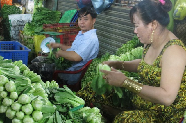 Rau xanh nhảy giá, trái cây rẻ như cho - Ảnh 1.