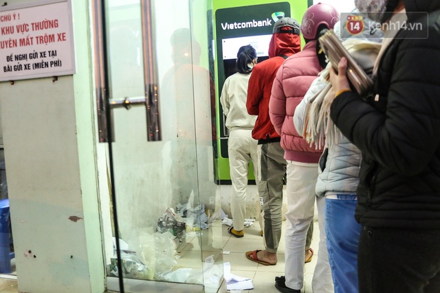 Chùm ảnh: Khổ sở rồng rắn” xếp hàng tại trạm ATM chờ rút tiền ngày cận Tết Canh Tý - Ảnh 15.