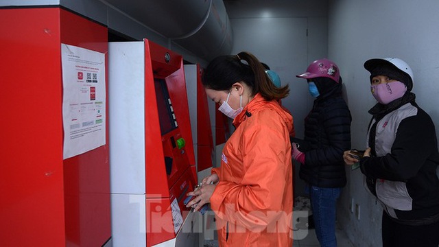  Cây ATM báo lỗi khi công nhân rồng rắn xếp hàng rút tiền ngày cuối năm - Ảnh 4.