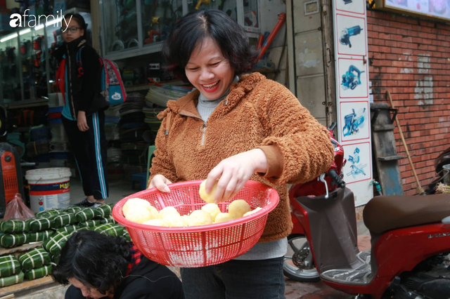 Có những người Hà Nội dù bận bịu đến mấy vẫn luôn phải tự tay gói bánh chưng cho 3 ngày Tết sum vầy - Ảnh 5.