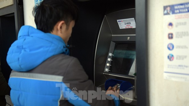  Cây ATM báo lỗi khi công nhân rồng rắn xếp hàng rút tiền ngày cuối năm - Ảnh 5.