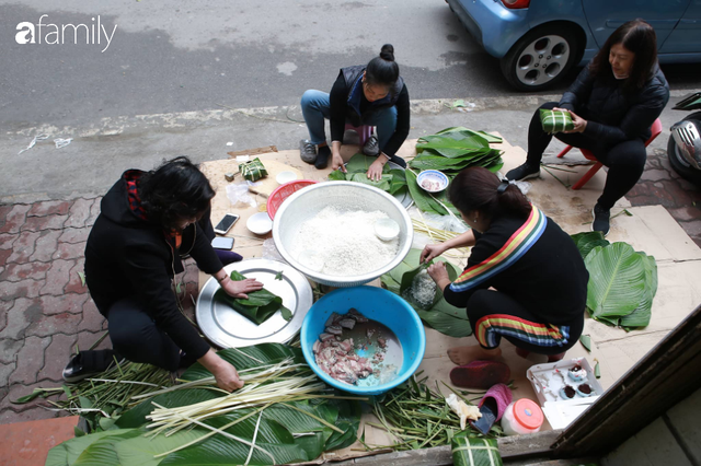 Có những người Hà Nội dù bận bịu đến mấy vẫn luôn phải tự tay gói bánh chưng cho 3 ngày Tết sum vầy - Ảnh 6.