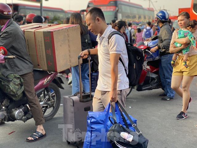 Người dân miền Tây ùn ùn rời Sài Gòn về quê ăn Tết - Ảnh 8.