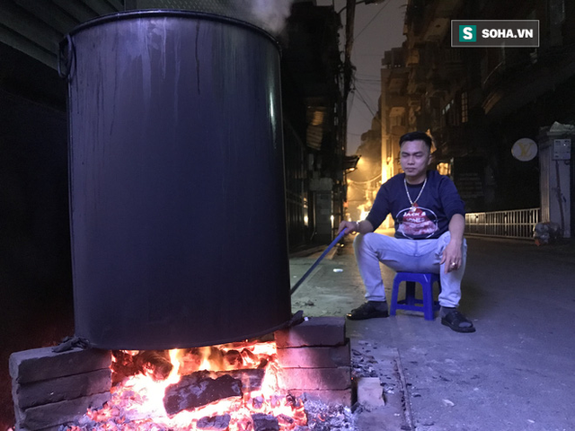  [Ảnh] Độc đáo ở Hà Nội: 10 gia đình luộc chung nồi bánh chưng 100 chiếc trên phố - Ảnh 2.