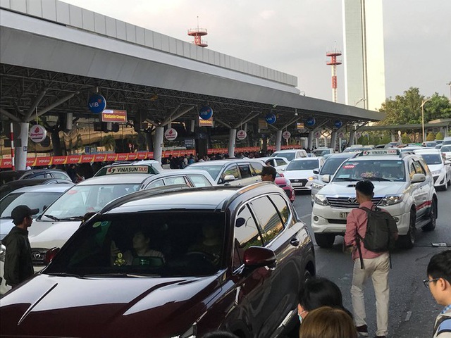 Vạn người vật vờ ở sân bay Tân Sơn Nhất ngày 28 tết - Ảnh 11.