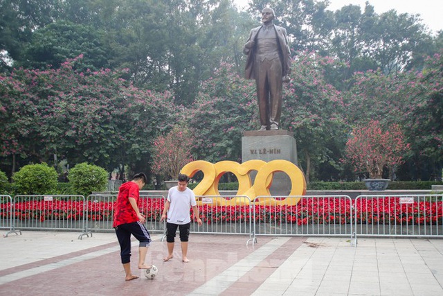 Đường phố Hà Nội trang hoàng đón Tết Canh Tý 2020 - Ảnh 15.