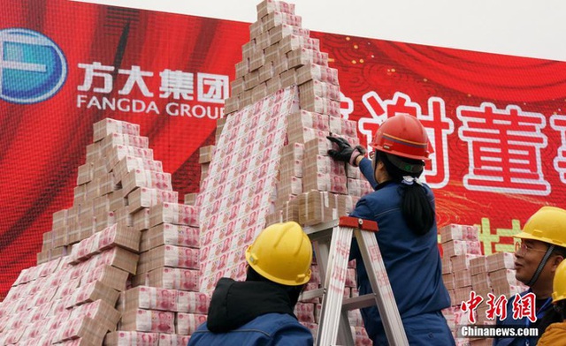 Muôn kiểu thưởng Tết độc lạ của các công ty Trung Quốc: Núi tiền 990 tỷ, vàng miếng, cần tây và cả... quan tài! - Ảnh 3.
