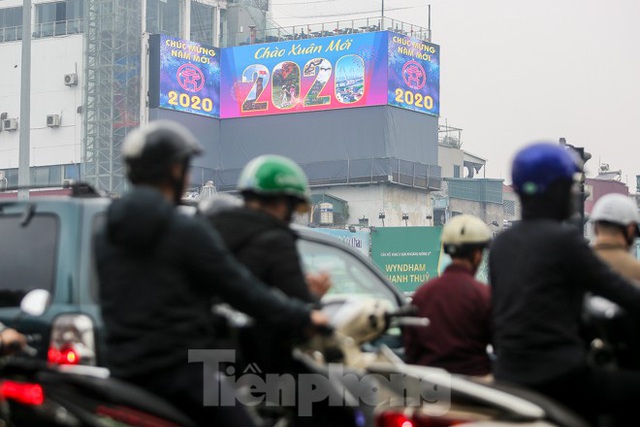 Đường phố Hà Nội trang hoàng đón Tết Canh Tý 2020 - Ảnh 3.