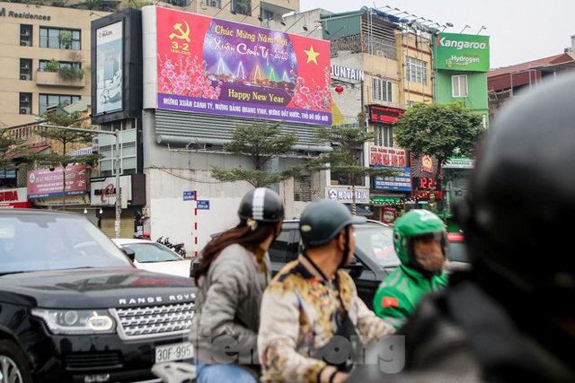 Đường phố Hà Nội trang hoàng đón Tết Canh Tý 2020 - Ảnh 4.