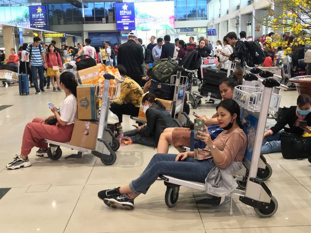 Vạn người vật vờ ở sân bay Tân Sơn Nhất ngày 28 tết - Ảnh 5.