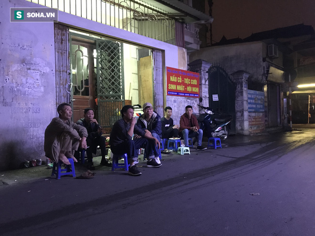  [Ảnh] Độc đáo ở Hà Nội: 10 gia đình luộc chung nồi bánh chưng 100 chiếc trên phố - Ảnh 6.