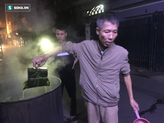  [Ảnh] Độc đáo ở Hà Nội: 10 gia đình luộc chung nồi bánh chưng 100 chiếc trên phố - Ảnh 7.