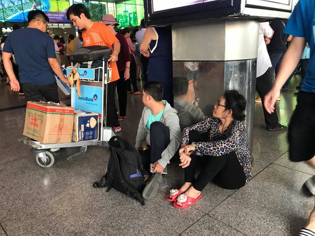 Vạn người vật vờ ở sân bay Tân Sơn Nhất ngày 28 tết - Ảnh 7.
