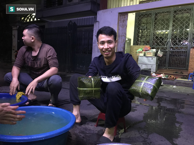  [Ảnh] Độc đáo ở Hà Nội: 10 gia đình luộc chung nồi bánh chưng 100 chiếc trên phố - Ảnh 10.