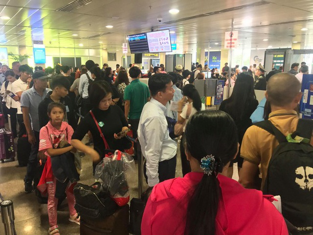 Vạn người vật vờ ở sân bay Tân Sơn Nhất ngày 28 tết - Ảnh 10.