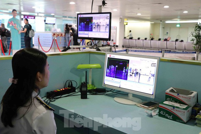  Chống virus corona: Giám sát chặt khách quốc tế tại sân bay Tân Sơn Nhất - Ảnh 2.