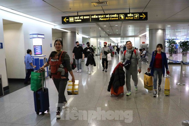  Chống virus corona: Giám sát chặt khách quốc tế tại sân bay Tân Sơn Nhất - Ảnh 4.
