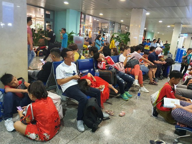  Đường ra sân bay vắng, máy bay xếp hàng chờ cất cánh ở Tân Sơn Nhất  - Ảnh 9.