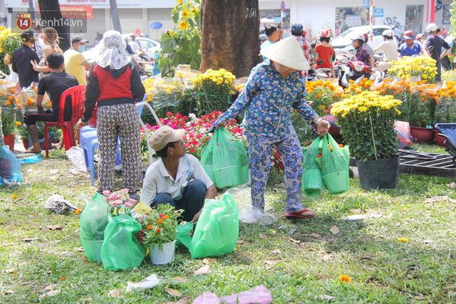 Sau khi tiểu thương ở Sài Gòn đập chậu, ném hoa vào thùng rác, nhiều người tranh thủ chạy đến hôi hoa - Ảnh 2.