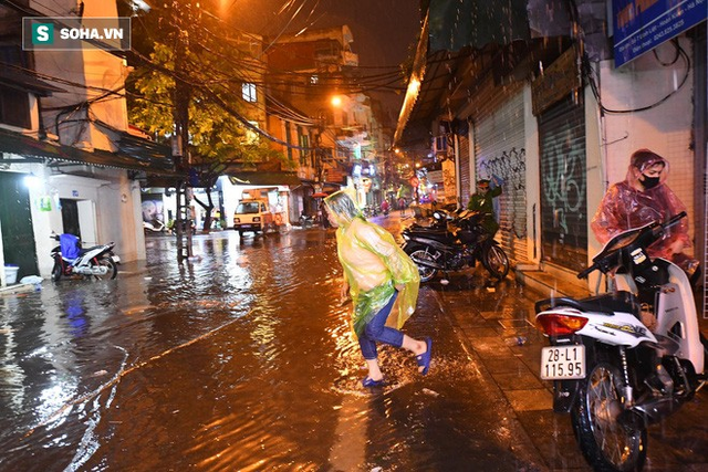 Trực tiếp đón giao thừa Tết Canh Tý 2020: Người Hà Nội đội mưa đón giao thừa, người Sài Gòn đeo khẩu trang chờ năm mới - Ảnh 11.