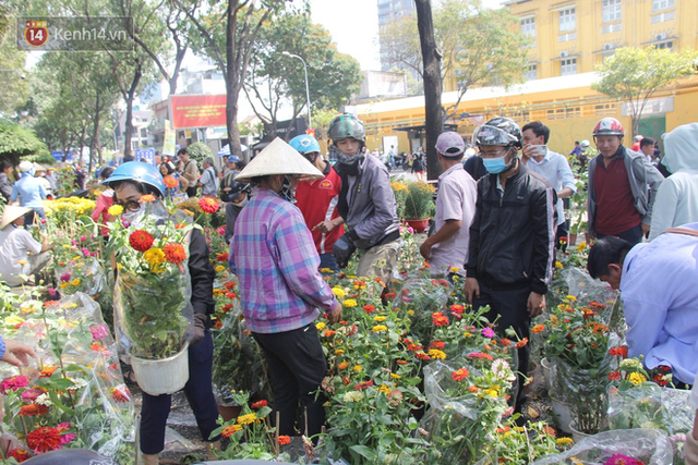 Sau khi tiểu thương ở Sài Gòn đập chậu, ném hoa vào thùng rác, nhiều người tranh thủ chạy đến hôi hoa - Ảnh 12.