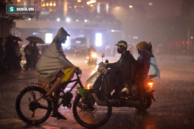 Trực tiếp đón giao thừa Tết Canh Tý 2020: Người Hà Nội đội mưa đón giao thừa, người Sài Gòn đeo khẩu trang chờ năm mới - Ảnh 12.