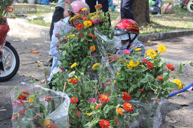 Sau khi tiểu thương ở Sài Gòn đập chậu, ném hoa vào thùng rác, nhiều người tranh thủ chạy đến hôi hoa - Ảnh 13.