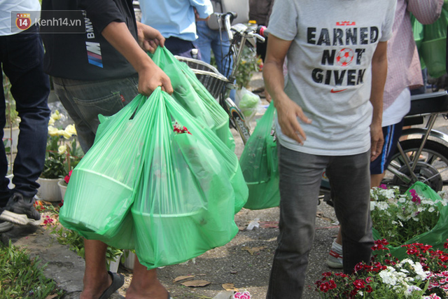 Sau khi tiểu thương ở Sài Gòn đập chậu, ném hoa vào thùng rác, nhiều người tranh thủ chạy đến hôi hoa - Ảnh 15.