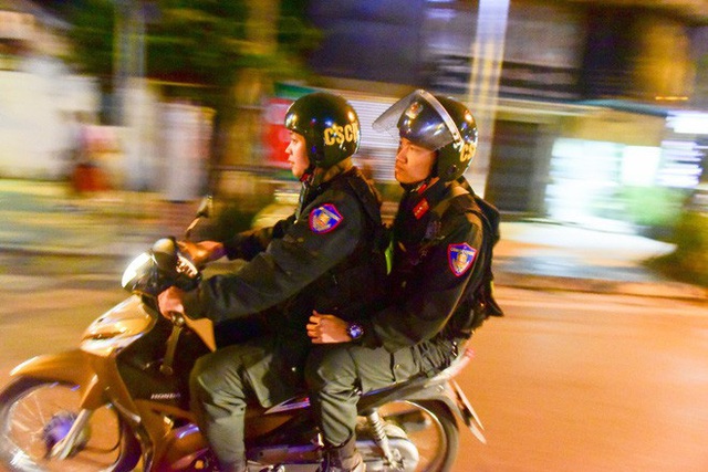 Trực tiếp đón giao thừa Tết Canh Tý 2020: Người Hà Nội đội mưa đón giao thừa, người Sài Gòn đeo khẩu trang chờ năm mới - Ảnh 30.