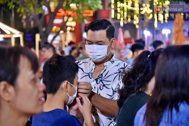 Trực tiếp đón giao thừa Tết Canh Tý 2020: Người Hà Nội đội mưa đón giao thừa, người Sài Gòn đeo khẩu trang chờ năm mới - Ảnh 4.