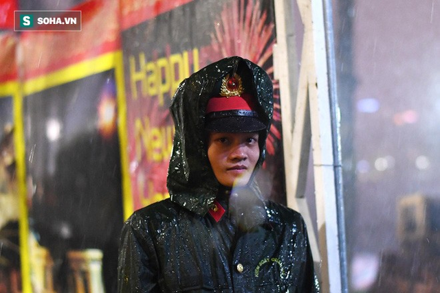 Trực tiếp đón giao thừa Tết Canh Tý 2020: Người Hà Nội đội mưa đón giao thừa, người Sài Gòn đeo khẩu trang chờ năm mới - Ảnh 7.