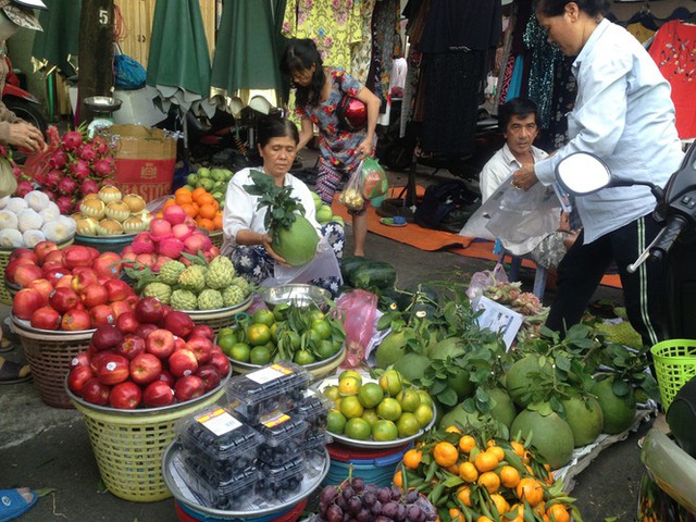 Trái cây khổng lồ gắn mác ngoại bày bán giá rẻ trên vỉa hè Sài Gòn - Ảnh 8.