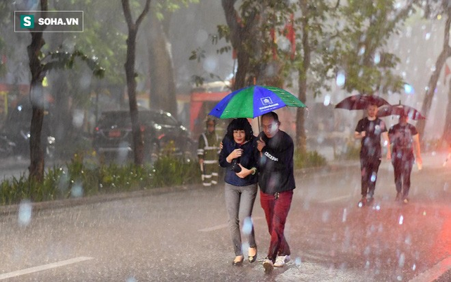 Trực tiếp đón giao thừa Tết Canh Tý 2020: Người Hà Nội đội mưa đón giao thừa, người Sài Gòn đeo khẩu trang chờ năm mới - Ảnh 10.