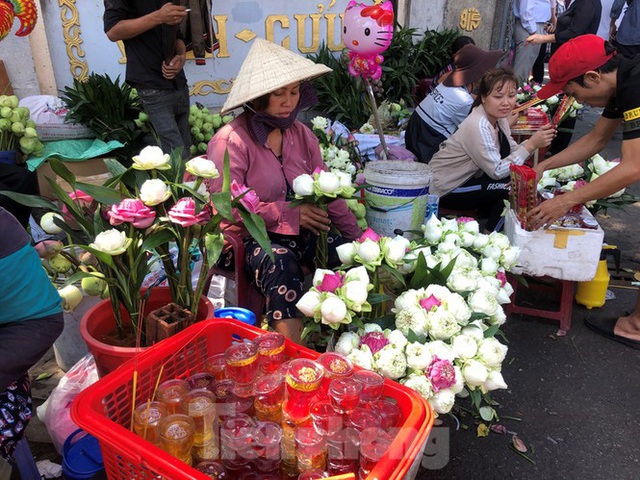 Người Sài Gòn chen chân đi lễ, đường vào chùa kẹt cứng - Ảnh 11.