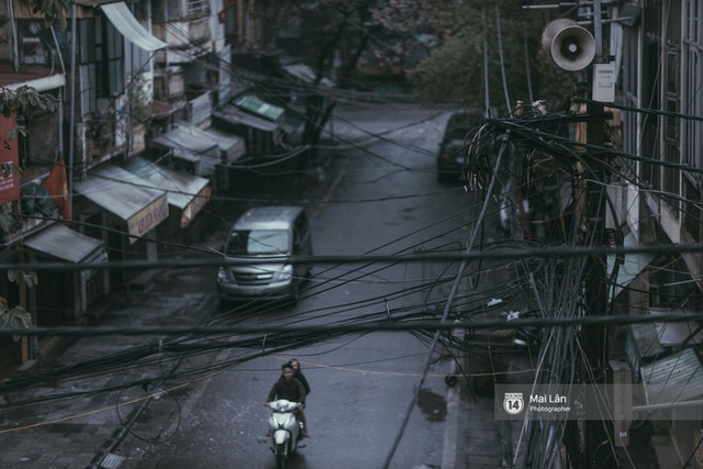 Hà Nội sáng mùng 1 Tết Canh Tý: Sau trận mưa lớn đêm 30, đường phố vắng vẻ như trong cuốn phim cũ nhuốm màu thời gian - Ảnh 15.