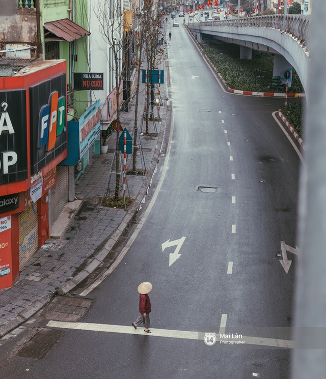 Hà Nội sáng mùng 1 Tết Canh Tý: Sau trận mưa lớn đêm 30, đường phố vắng vẻ như trong cuốn phim cũ nhuốm màu thời gian - Ảnh 8.