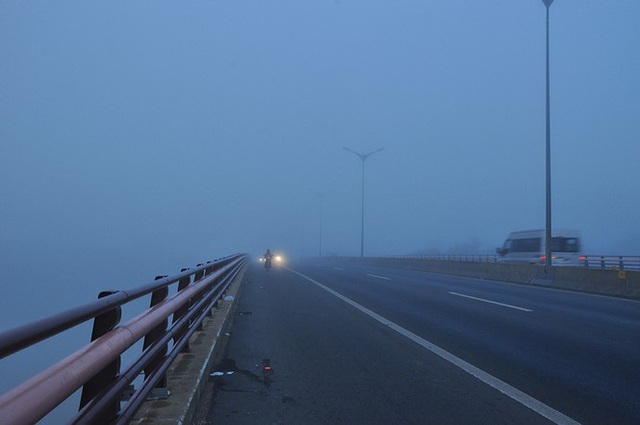 Sương mù xuất hiện dày đặc ngày đầu năm ở Cần Thơ - Ảnh 2.