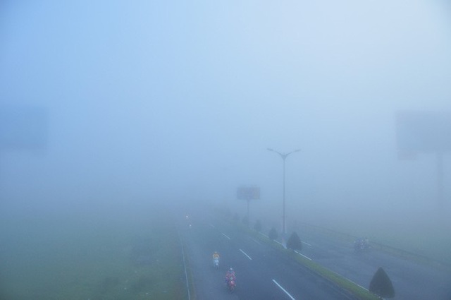Sương mù xuất hiện dày đặc ngày đầu năm ở Cần Thơ - Ảnh 7.