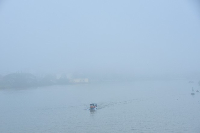 Sương mù xuất hiện dày đặc ngày đầu năm ở Cần Thơ - Ảnh 9.