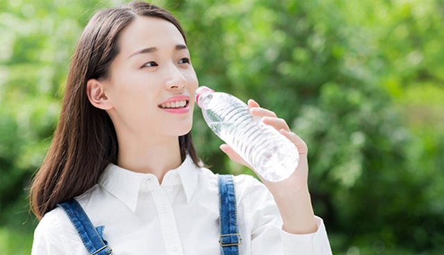 Ngày Tết ăn nhiều nhưng uống ít nước dễ gây hại cho sức khỏe: Chuyên ra chỉ rõ 8 lý do để uống 8 ly nước mỗi ngày, đọc ngay để bảo vệ sức khỏe - Ảnh 2.