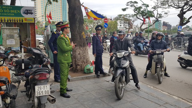 Trông xe tự phát mọc như nấm quanh các điểm di tích Hà Nội - Ảnh 1.