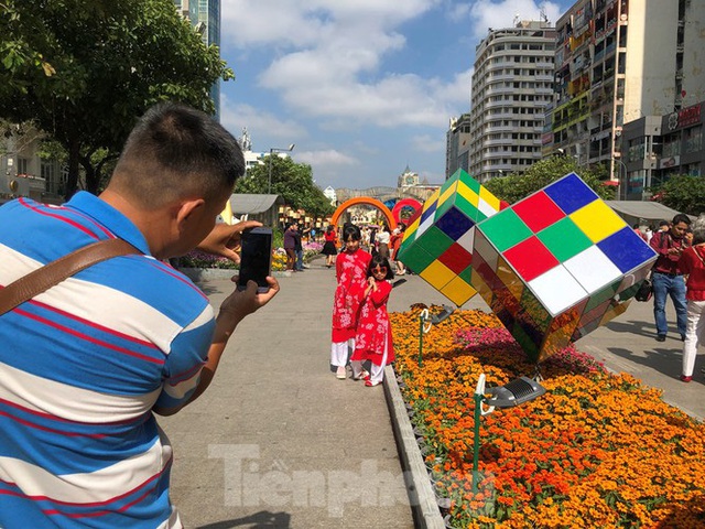 Vì sao tiểu cảnh ở phố đi bộ Nguyễn Huệ tả tơi - Ảnh 2.