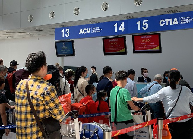 Hành khách tại sân bay Cần Thơ kín mít khẩu trang phòng chống virus Corona - Ảnh 1.
