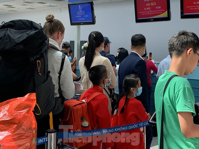 Hành khách tại sân bay Cần Thơ kín mít khẩu trang phòng chống virus Corona - Ảnh 2.